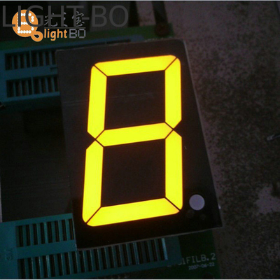 Espectáculo LED numérico de fundo preto com 7 segmentos de altura de dígitos e branco ou com a mesma cor de emissão